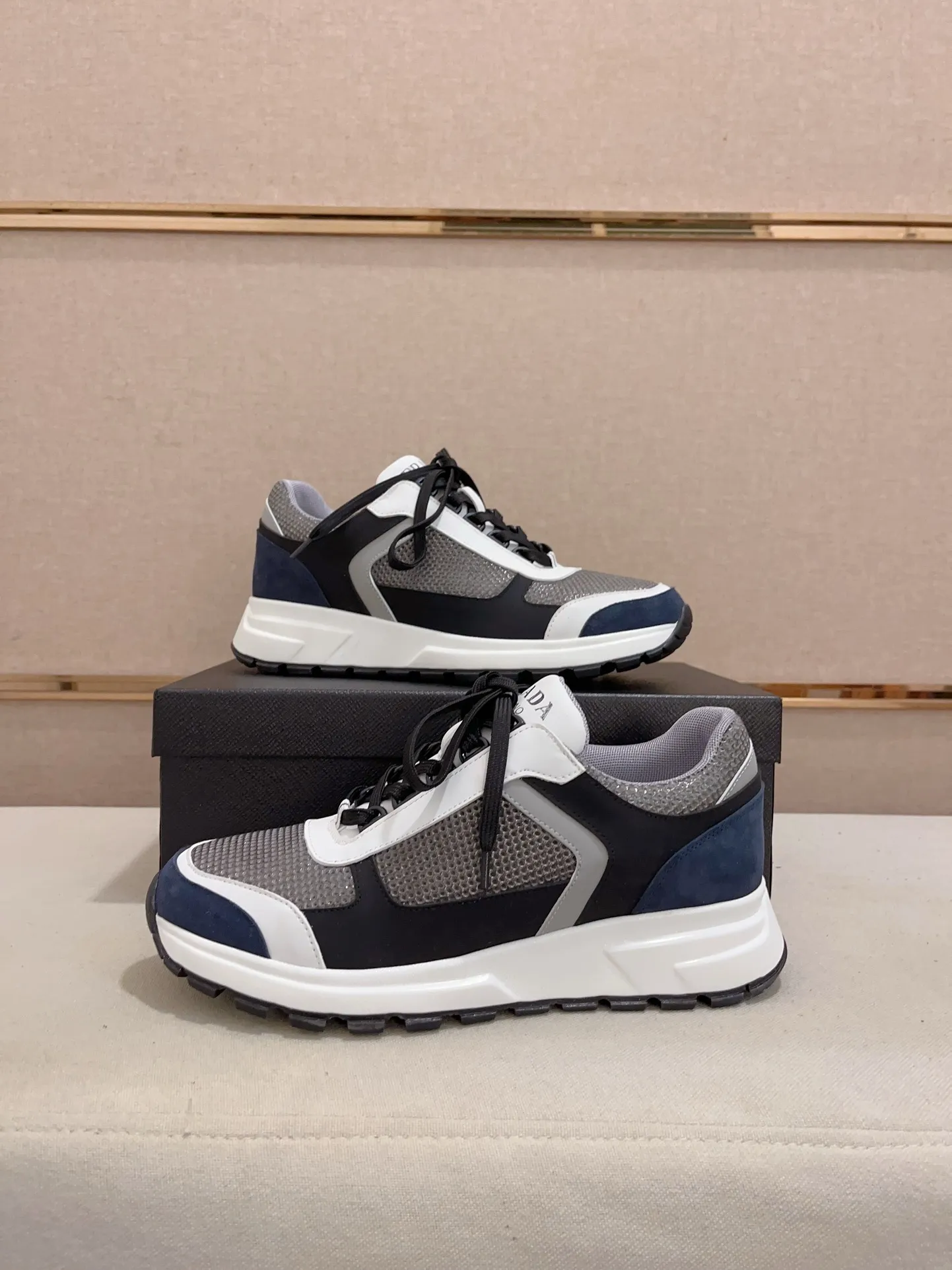 Men's shoes 💰 462💰🇮🇹🇮🇹PRADA (Prada) top 🔍🔍 new models are on sale at the same time at the counter, uppers 🇮🇹 Italian imported first-layer cowhide fabric Fully imported genuine leather lining 💪💪, completely 1⃣️ to 1⃣️ replica 🇮🇹💪💪, ⚠ sole: original sole provided by the original factory, exclusive movable molded foam outsole super comfortable, ⚠ original factory follow-up, 🔍🔍 high quality, you can go in and out of the counter at will, welcome to compare⚠. Code number: 38-44 (45.46 is custom-made and cannot be returned or exchanged)